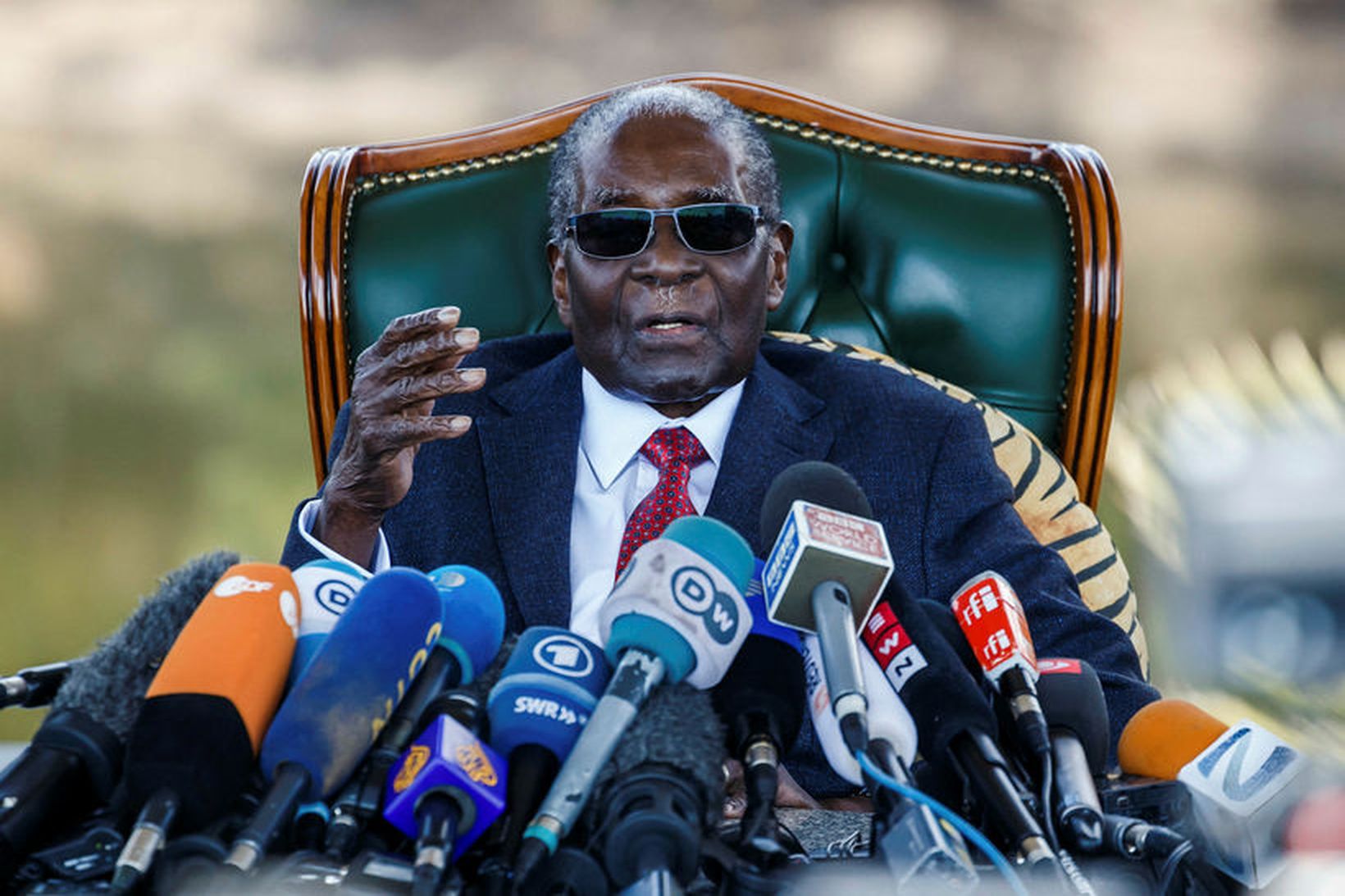Robert Mugabe ávarpar hér fjölmiðla er hann var enn forseti.