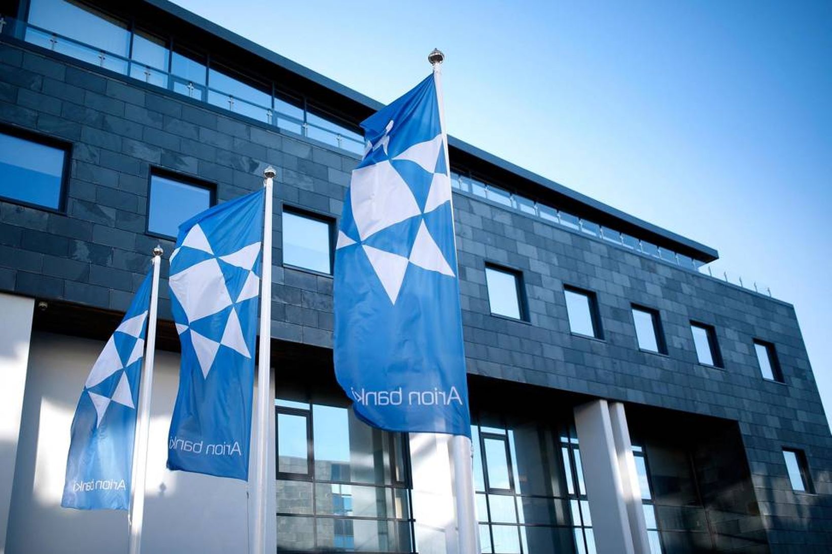 Arion banki sýnir á spilin