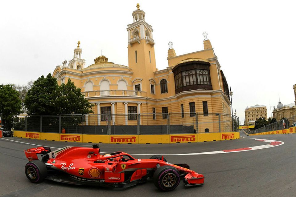 Sebastian Vettel á ferð á Ferrarifáknum í Bakú í dag.