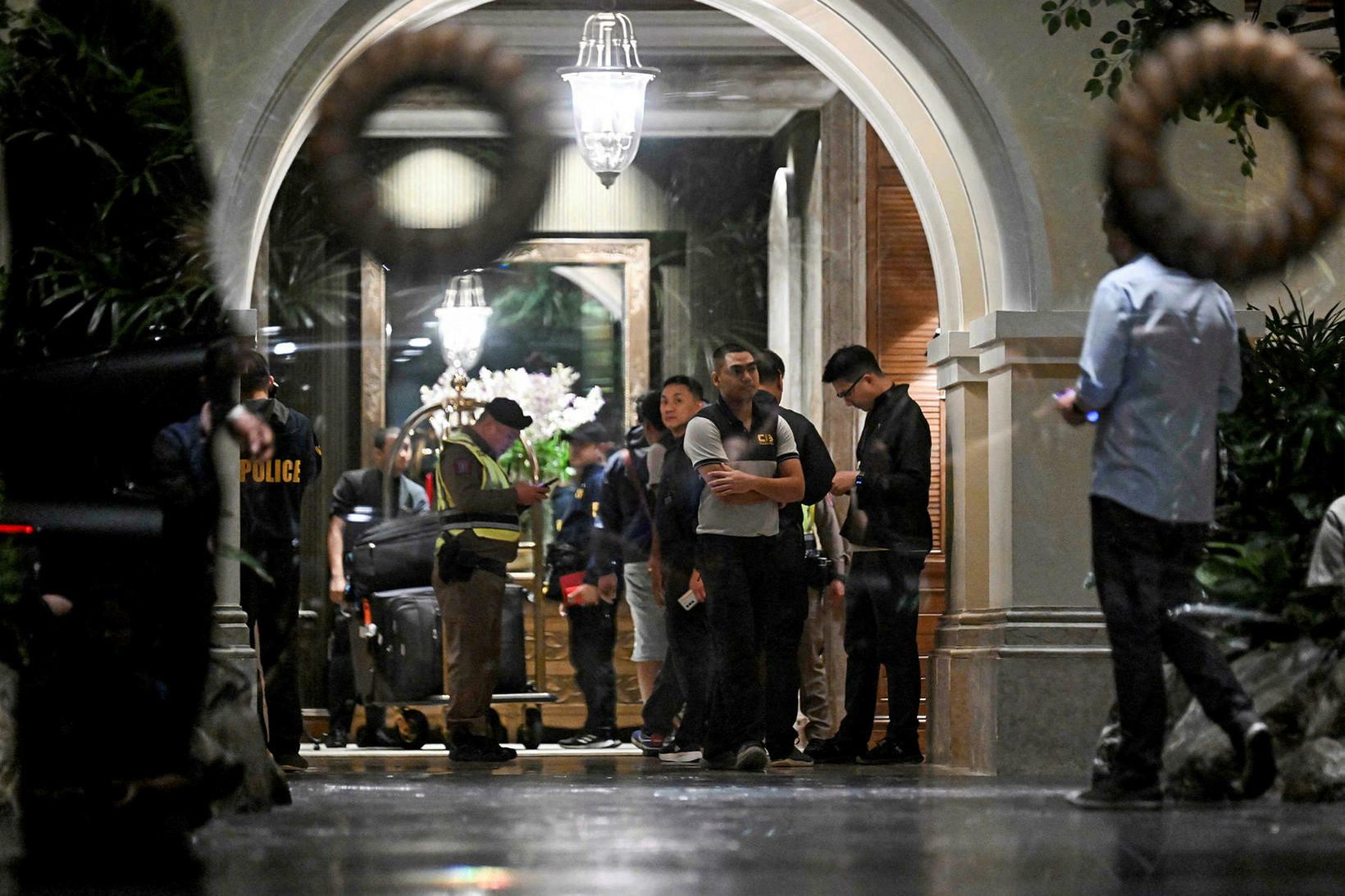 Lögreglumenn í inngangi Grand Hyatt Erawan Bangkok hótelsins.