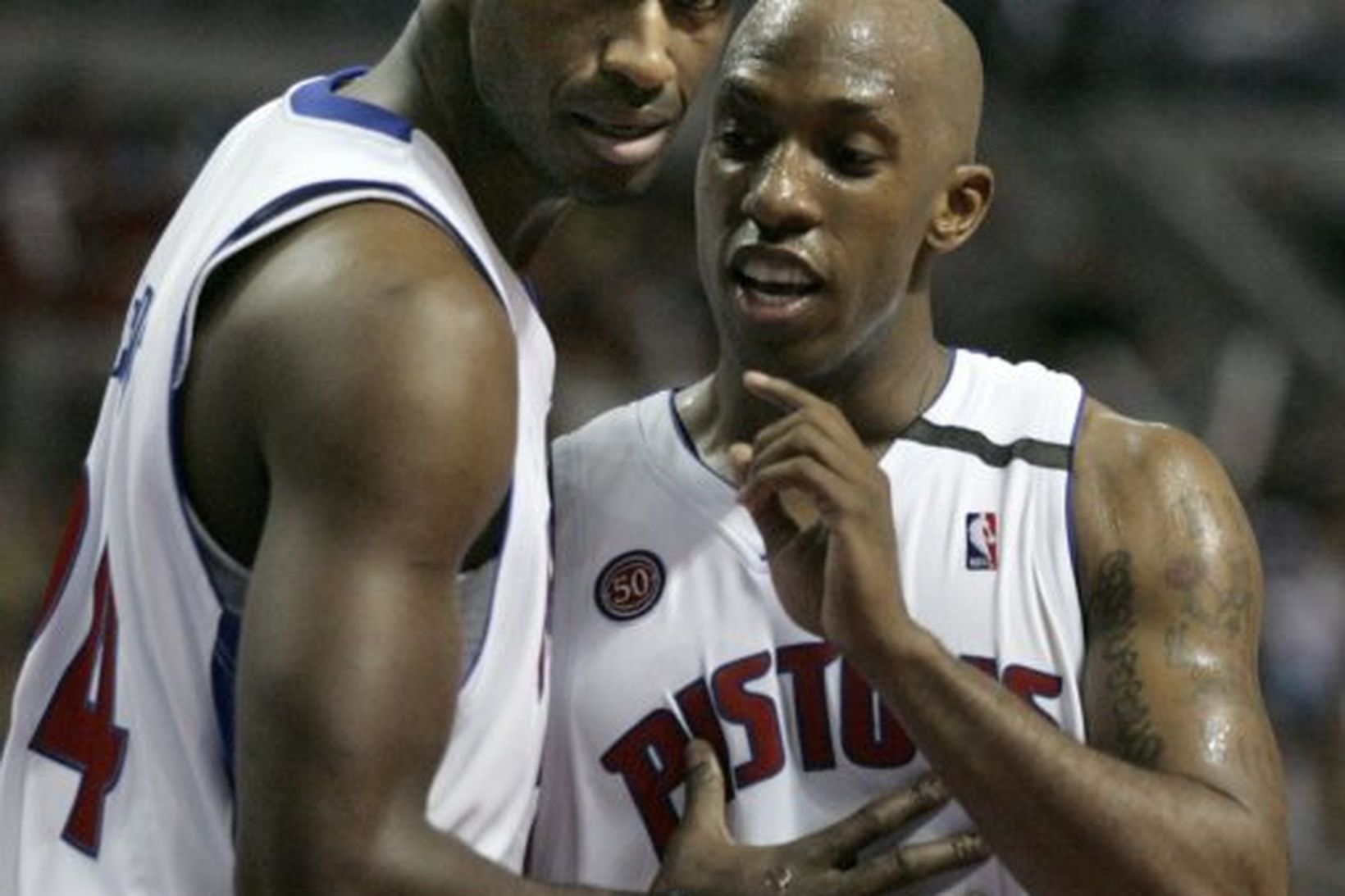 Antonio McDyess og Chauncey Billups leikmenn Detroit Pistons.