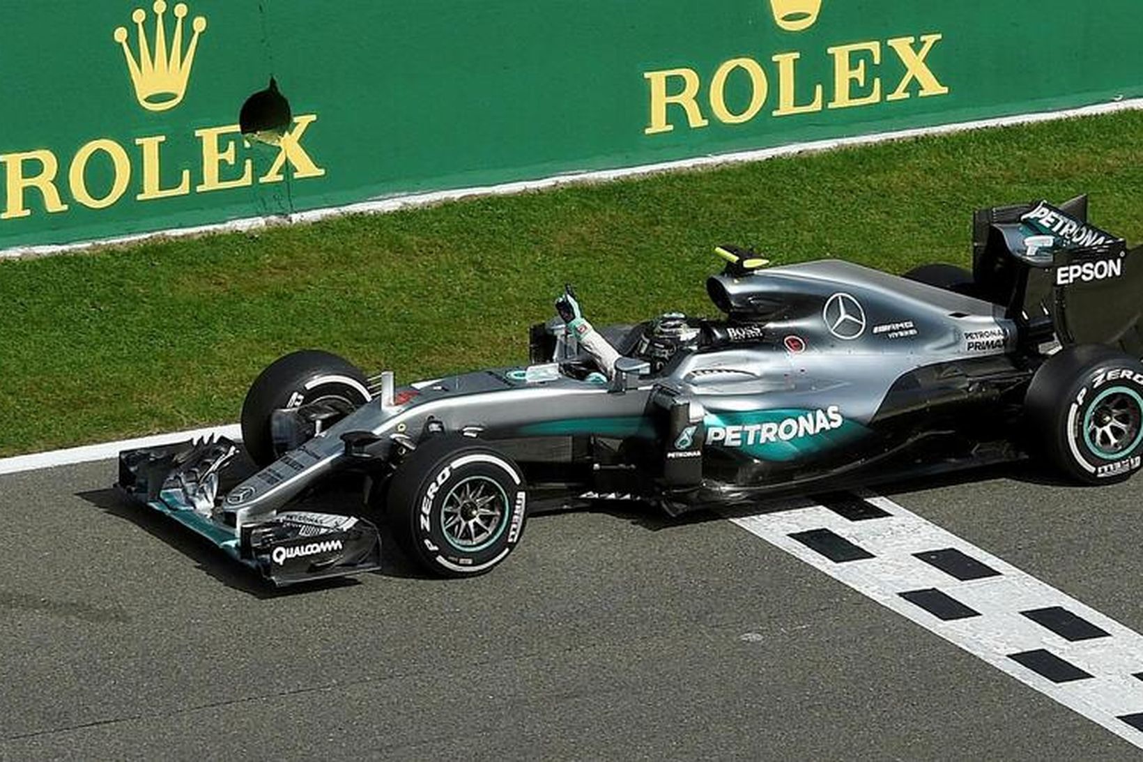 Nico Rosberg ekur yfir endamarkið og fagnar sigri í Spa-Francorchamps …