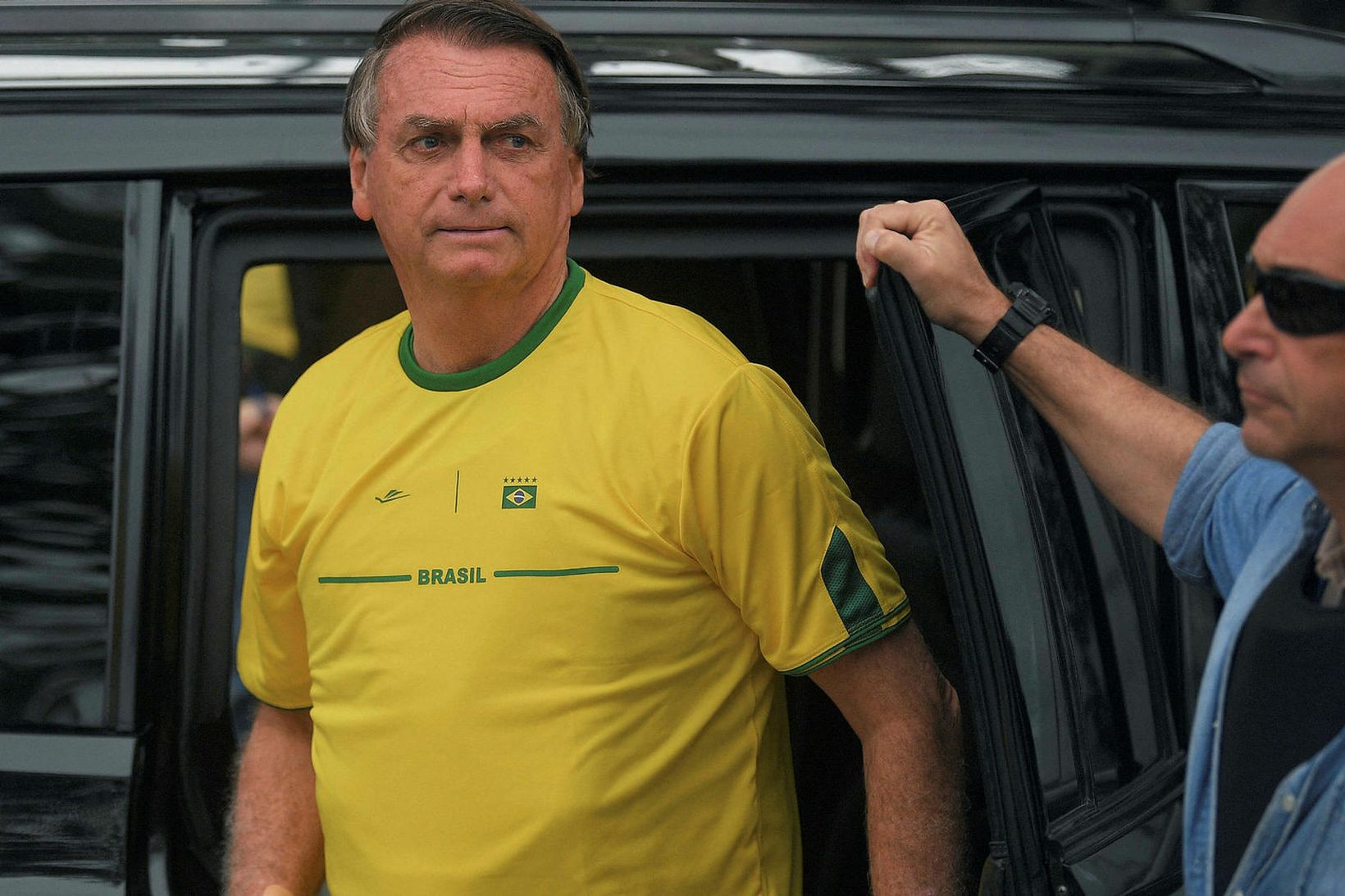Bolsonaro greiddi atkvæði í treyju brasilíska landsliðsins í knattspyrnu í …