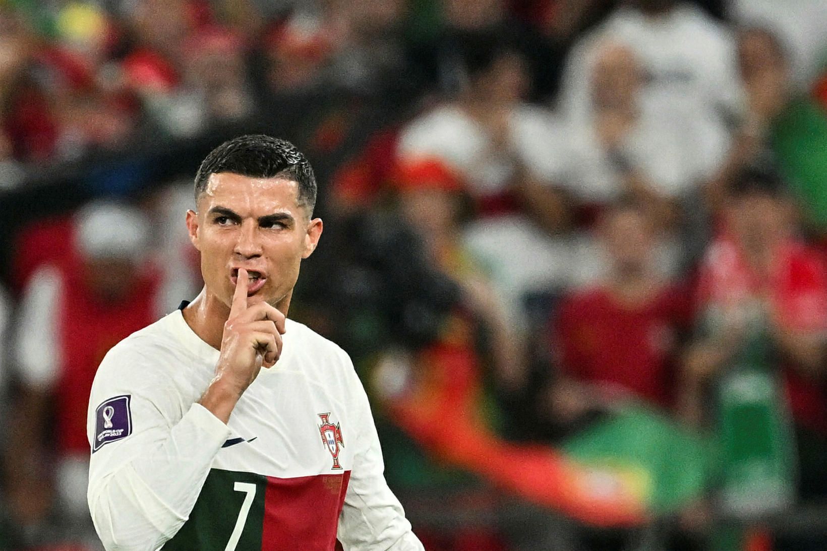 Cristiano Ronaldo þaggar niður í nærstöddum í leik Suður-Kóreu og …