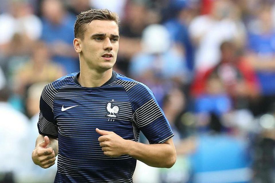 Antoine Griezmann, leikmaður Frakklands, hitar upp fyrir leikinn.