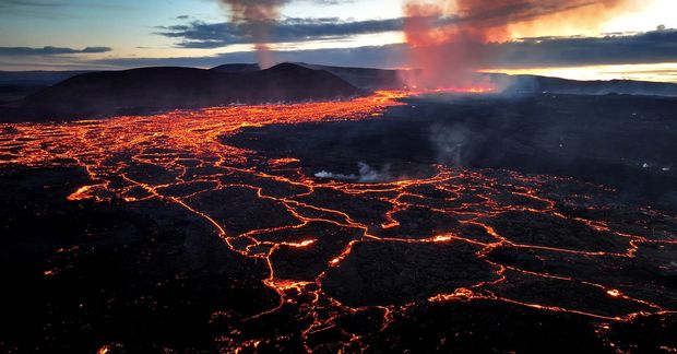 Hraunið kem­ur úr þrem­ur gíg­um og renn­ur að mestu til vest­urs.