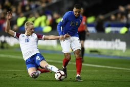 Hörður Björgvin Magnússon og Kylian Mbappé eigast við í undankeppni EM 2020.