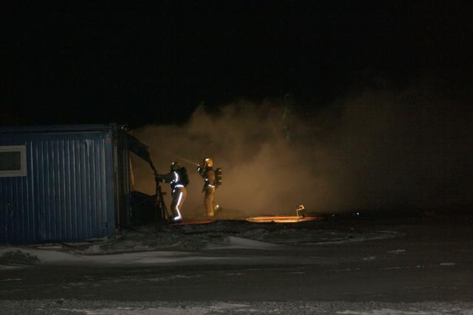 Vinnúskúrarnir skíðloguðu þegar slökkvilið kom á staðinn