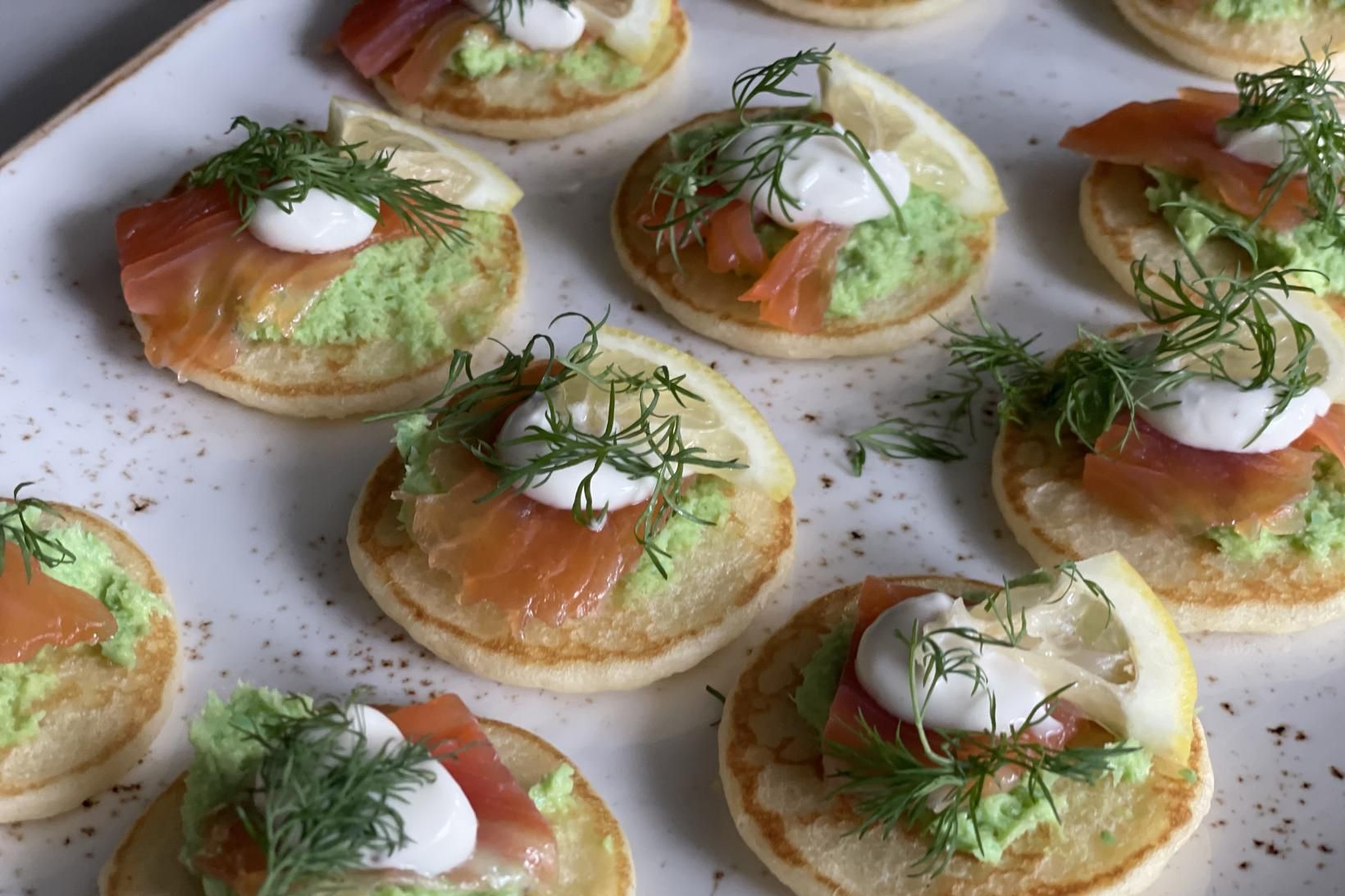 Blinis með taðreyktum silungi, wasabi- og piparrótarkremi, límónudressingu og fersku …