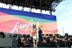 Laufey á sviði Coachella með Los Angeles fílharmóníunni &#8211; þar sem hún flutti „Silver Lining“ …