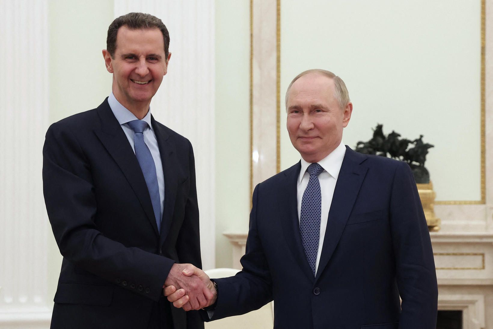 Bashar al-Assad og Vladimír Pútín Rússlandsforseti takast í hendur.