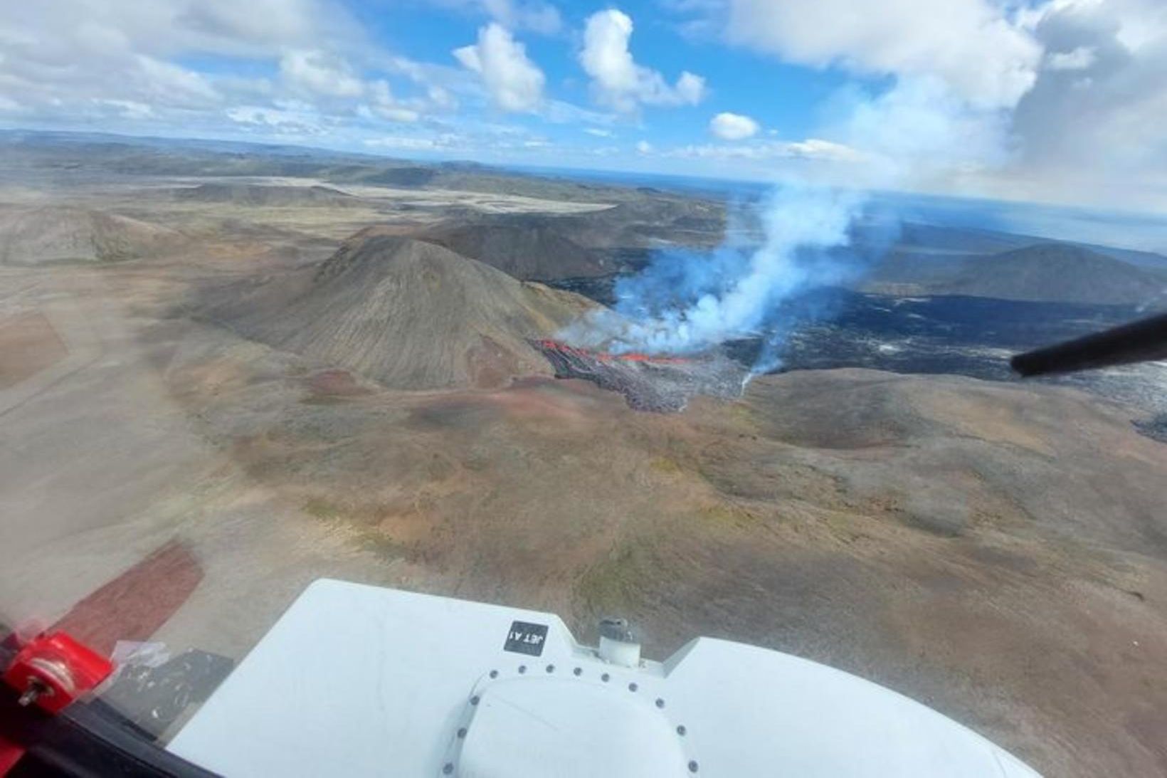 Nýja sprungan er staðsett við norðurjaðar nýja hraunsins um 1,5 …