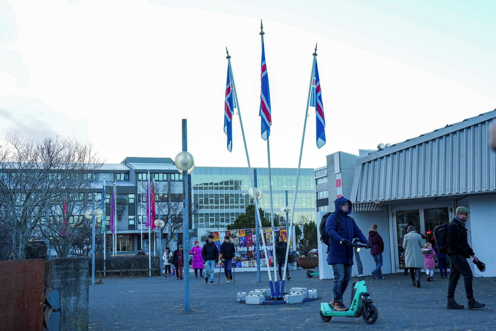 Loka þurfti kjörstað í Kringlunni fyrr í dag til að …