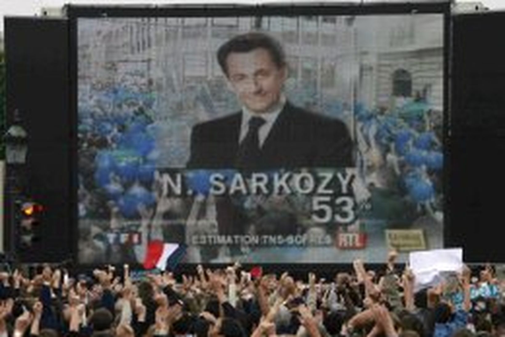 Stuðningsmenn Nicolas Sarkozy fagna á Place de la Concorde torginu …