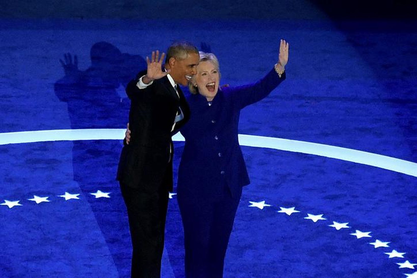 Barack Obama Bandaríkjaforseti og Hillary Clinton, forsetaframbjóðandi demókrata veifa gestum …