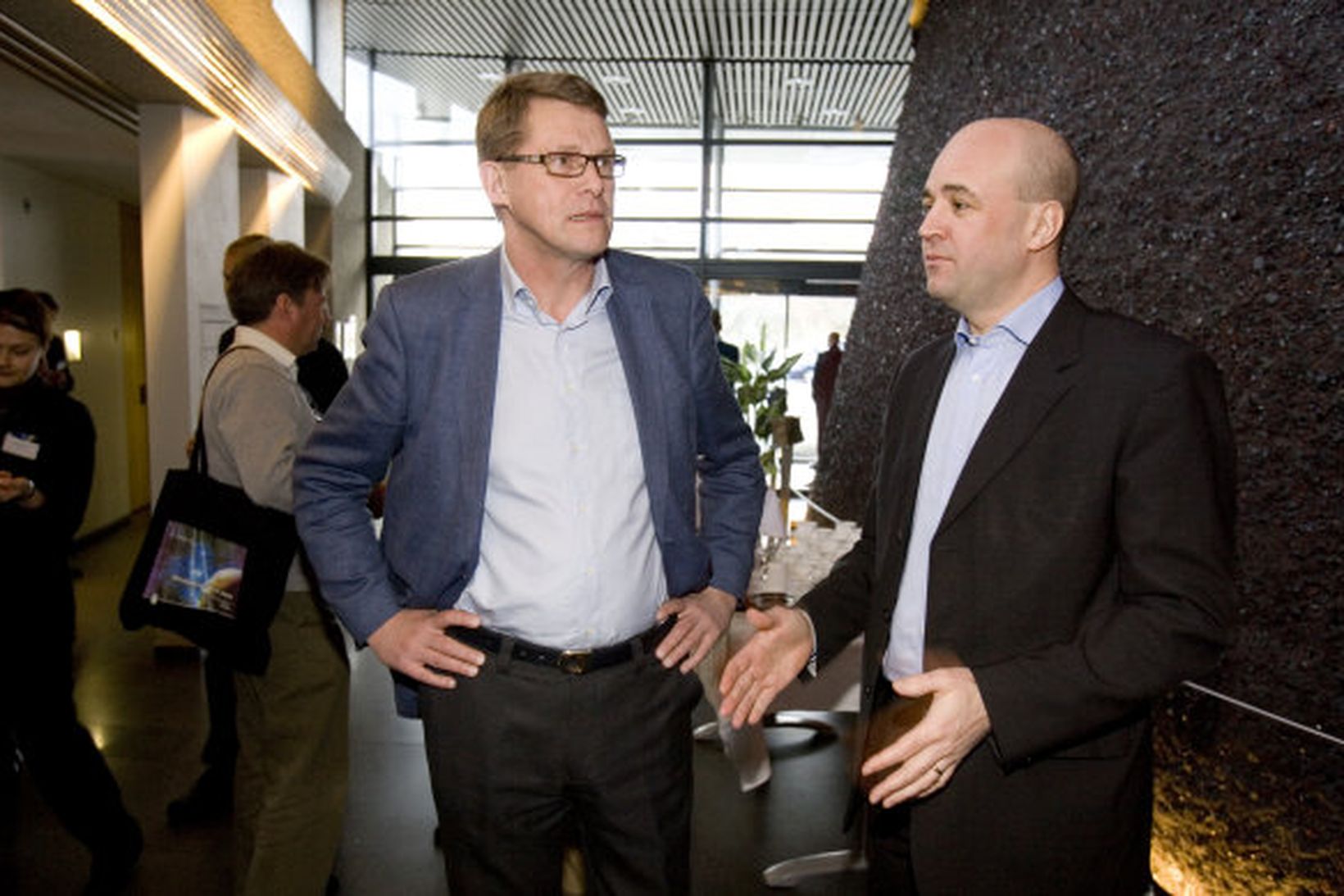 Matti Vanhanen og Fredrik Reinfeldt ræðast við á þinginu.