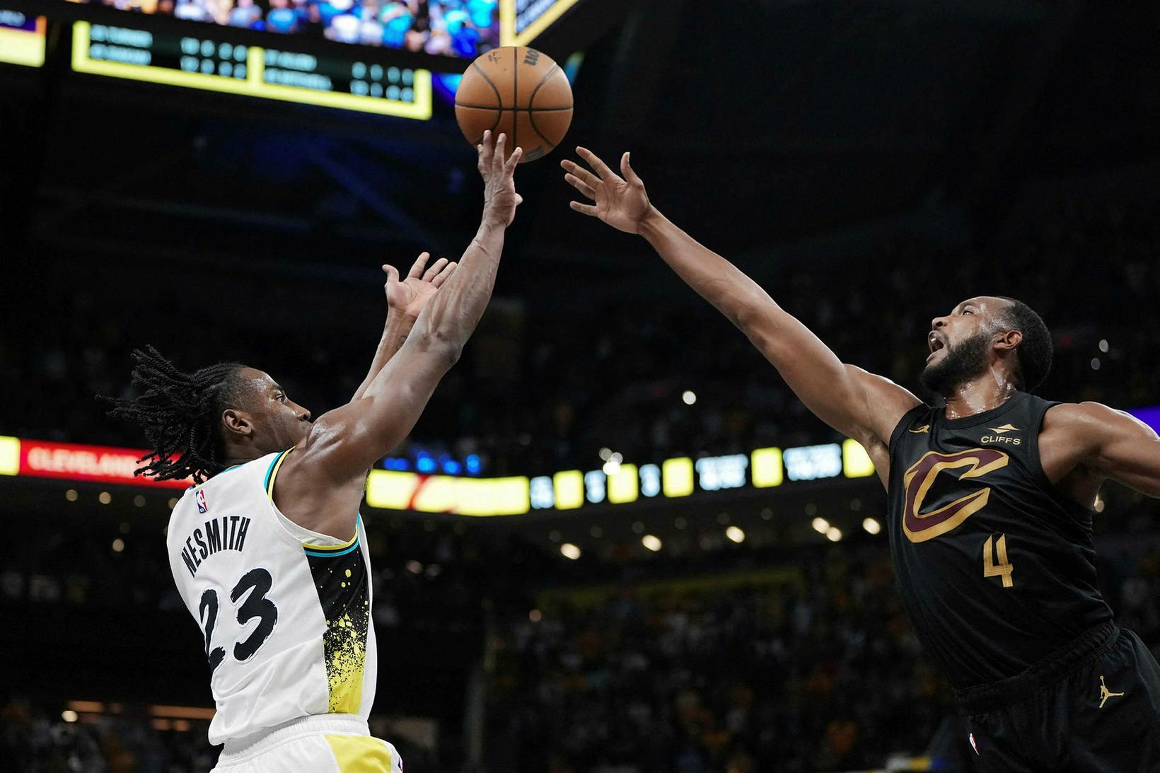 Aaron Nesmith og Evan Mobley eigast við í leik liðanna …