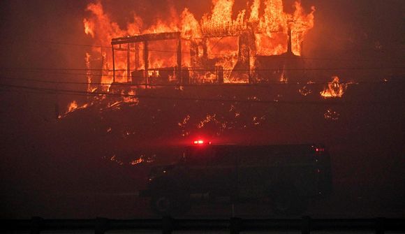 Skógareldar í Los Angeles: Tugþúsundir fluttar á brott