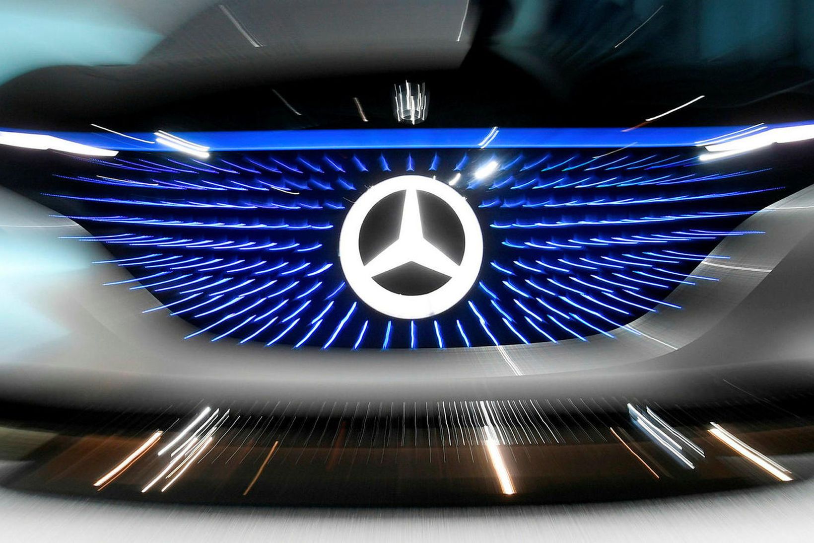 Mercedes-Benz Vision EQS var stillt upp á sviði ársfundar Daimler …
