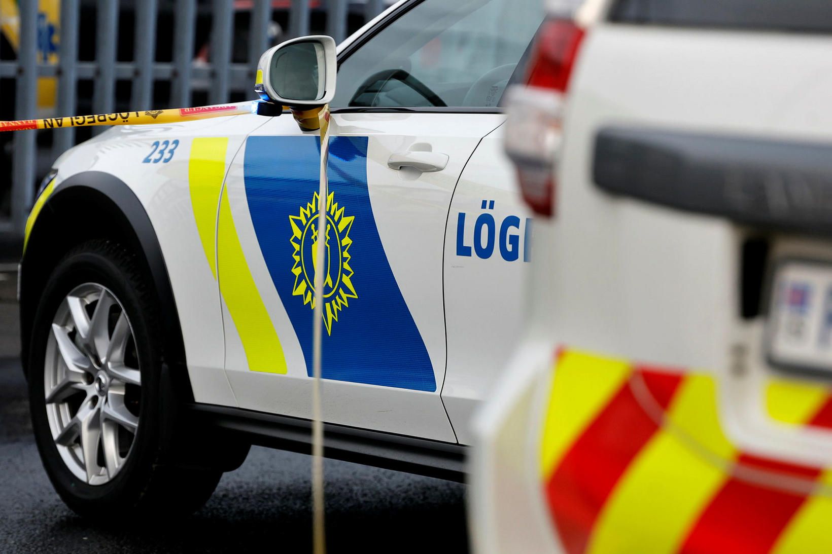 Karlmaðurinn var fluttur alvarlega slasaður á slysadeild, en er á …