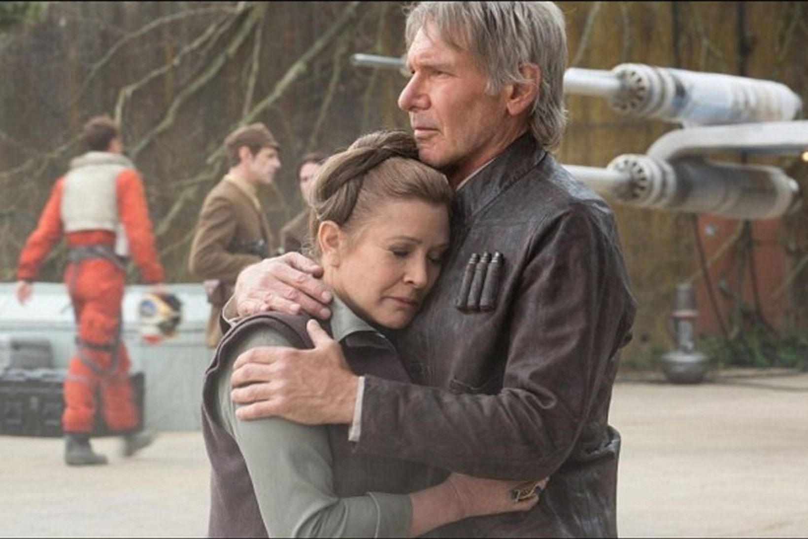 Carrie Fisher í örmum Harrison Ford í síðustu Stjörnustríðsmynd.