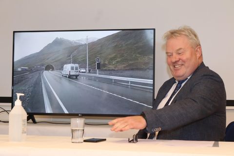 Sigurður Ingi Jóhannsson opened the tunnel by phone from the office of the Icelandic Road Administration in Borgartún, Reykjavík.