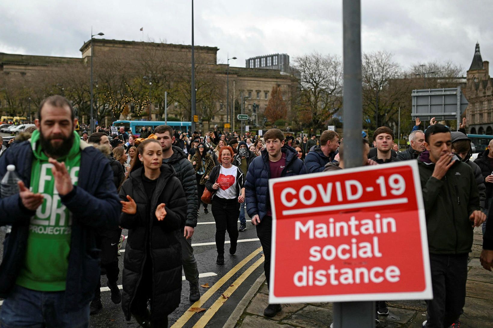 Mótmælendur í Liverpool í dag.