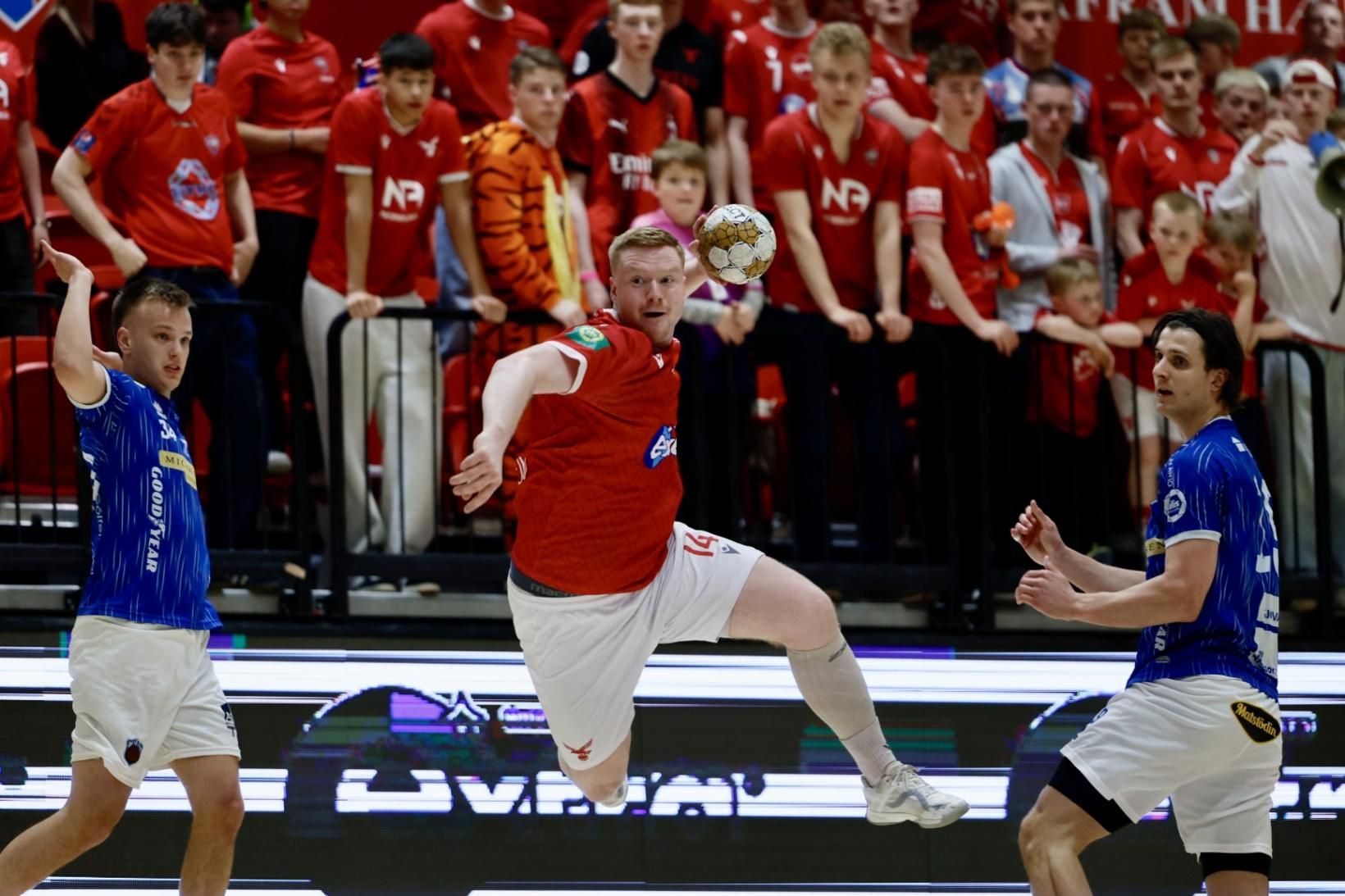 Ívar Logi, lengst til vinstri, fylgist með Ísaki Gústafssyni úr …
