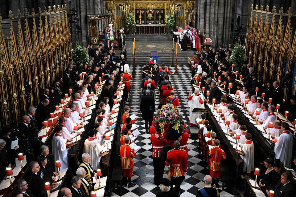 Kista drottningarinnar borin inn í Westminster Abbey.