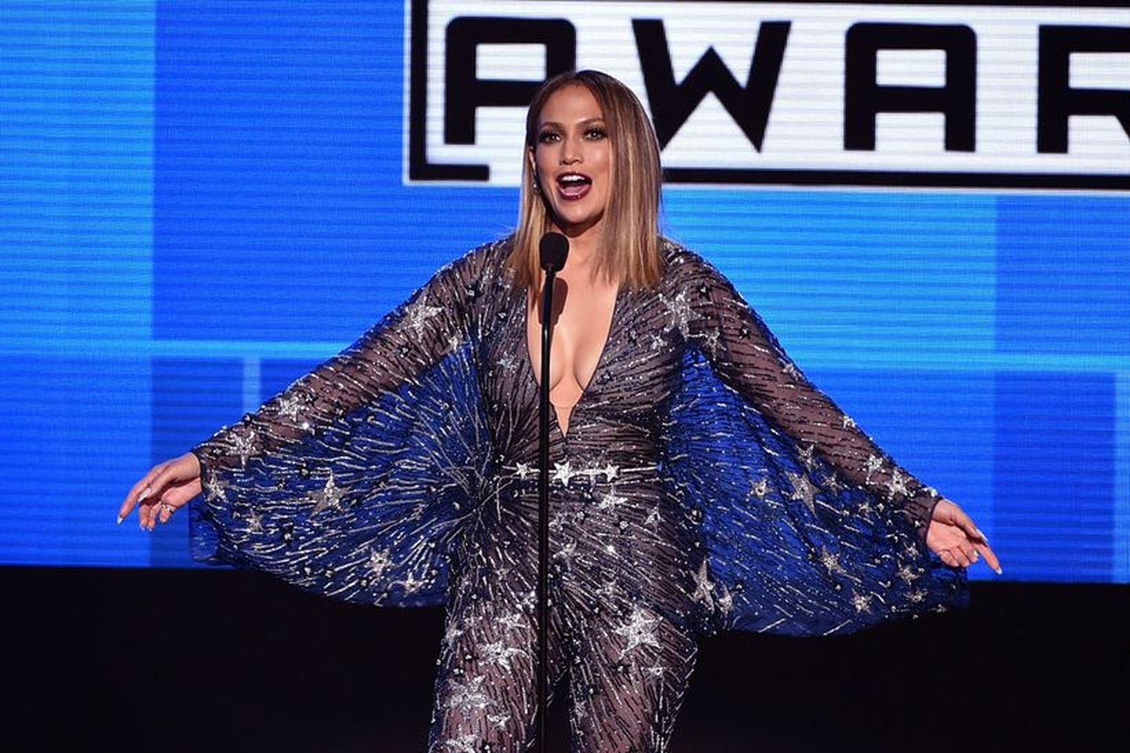 Jennifer Lopez, kynnir Bandarísku tónlistarverðlaunanna, verður seint sökuð um huga …
