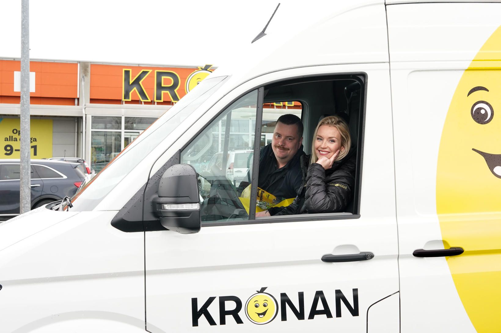 Guðrún, framkvæmdastjóri Krónunnar, og Sigurður, verslunarstjóri Krónunnar á Akranesi, skjótast …