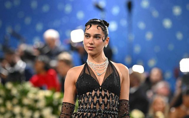 Söngkonan Dua Lipa er meðal listamanna sem skrifuðu undir áskorun um að stjórnvöld gæfu tæknifyrirtækjum …