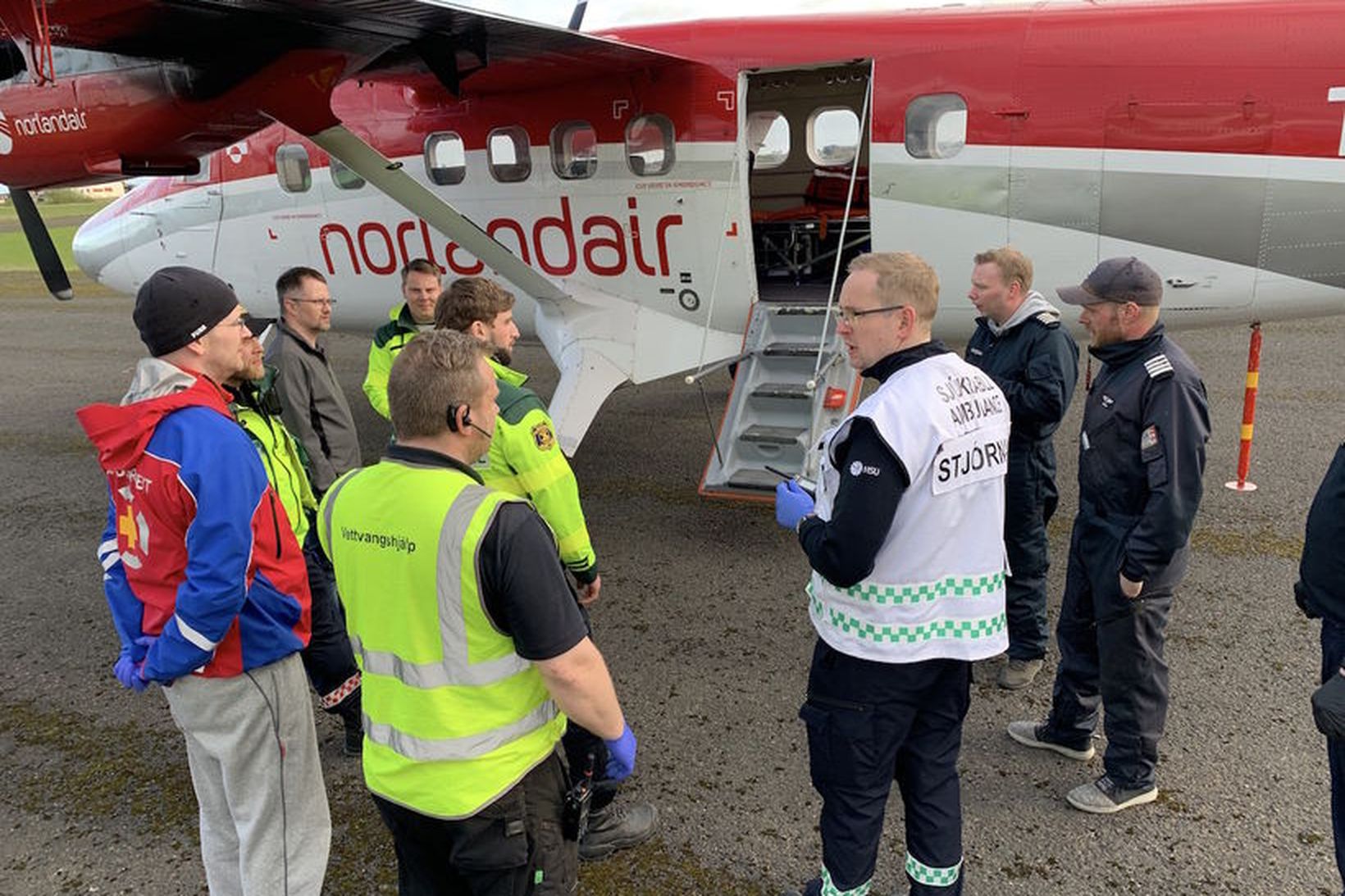 Viðbragðsaðilar við flugvél Norlandair á Selfossflugvelli þar sem hluti þeirra …