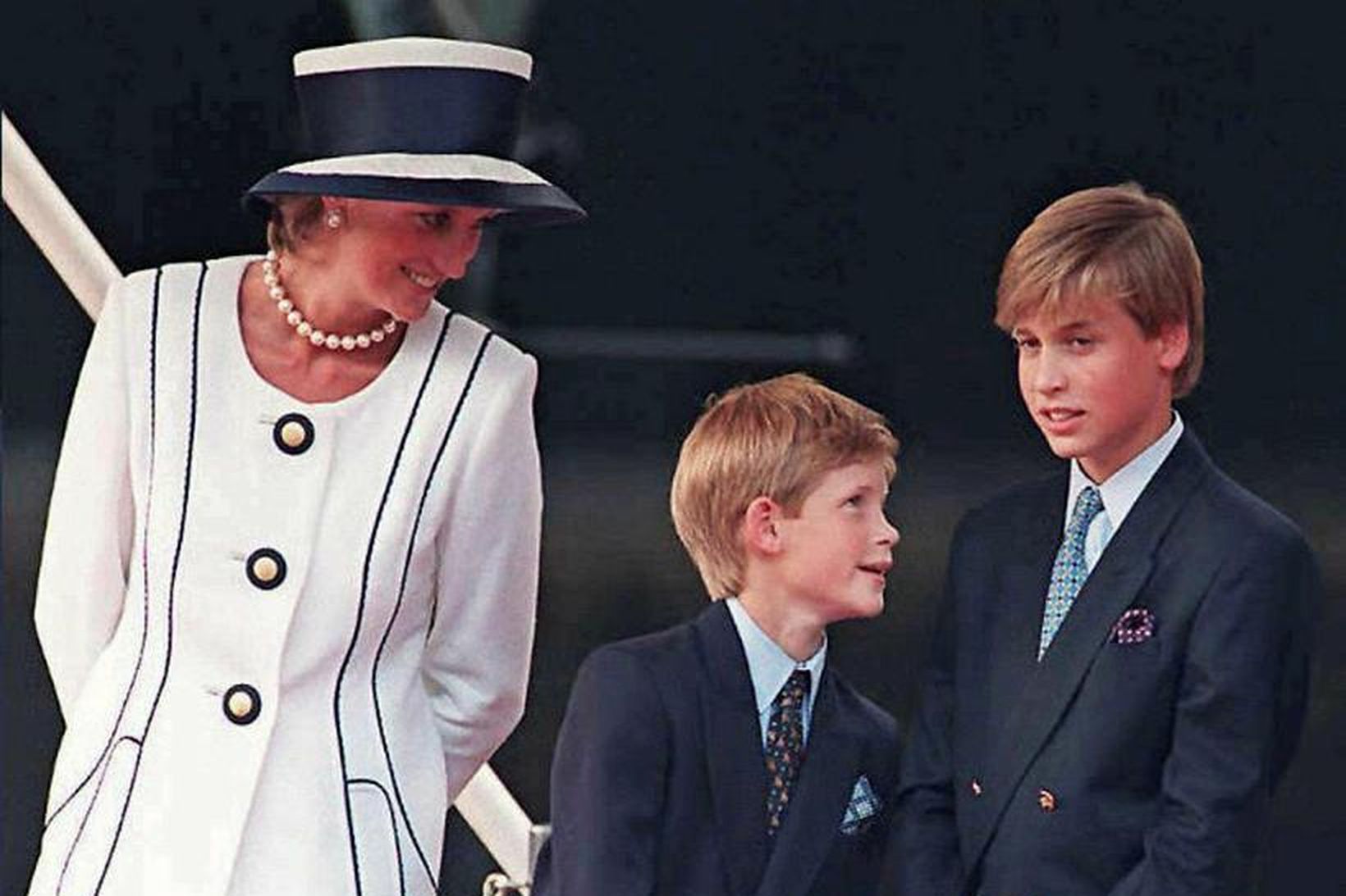 Diana prinsessa sá í ómskoðun að Harry væri drengur. Hún …