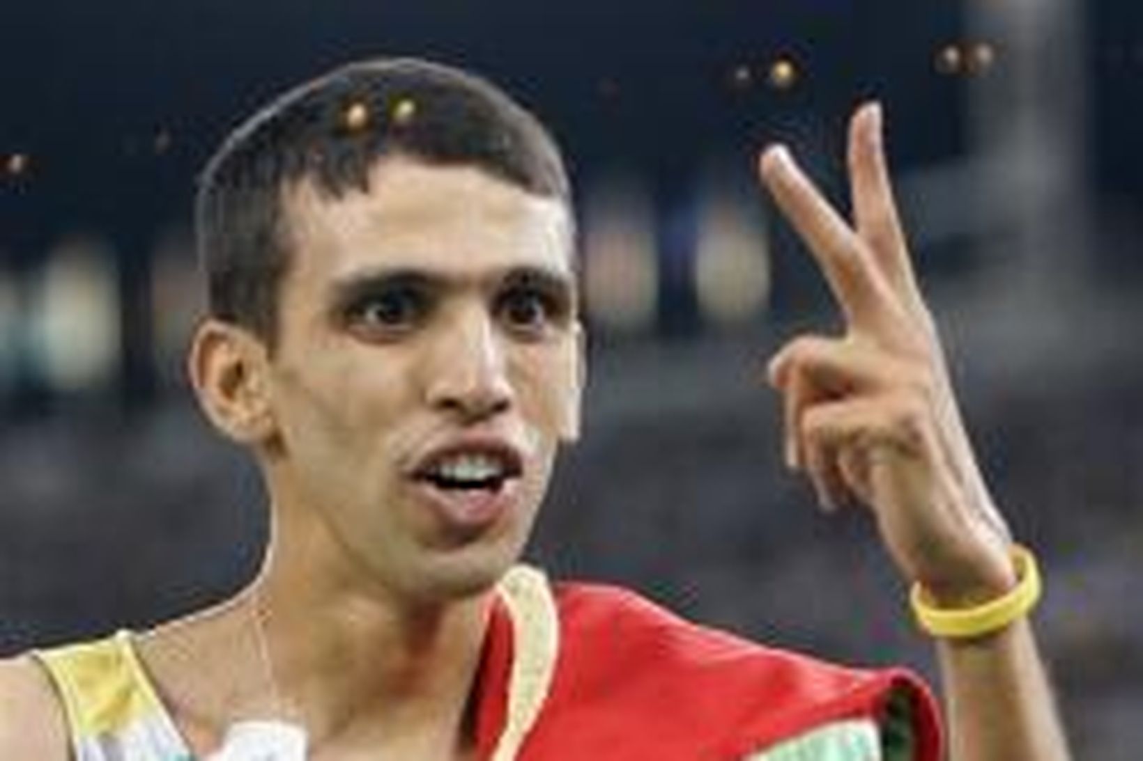 Hicham El Guerrouj gefur sigurmerki eftir 5000 metra hlaupið í …