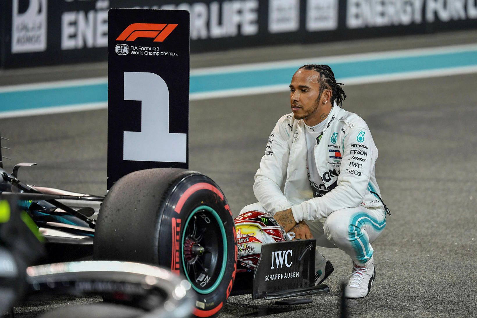 Lewis Hamilton fagnar ráspólnum í Abu Dhabi.