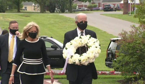 Grímuklæddur Biden aftur á meðal almennings