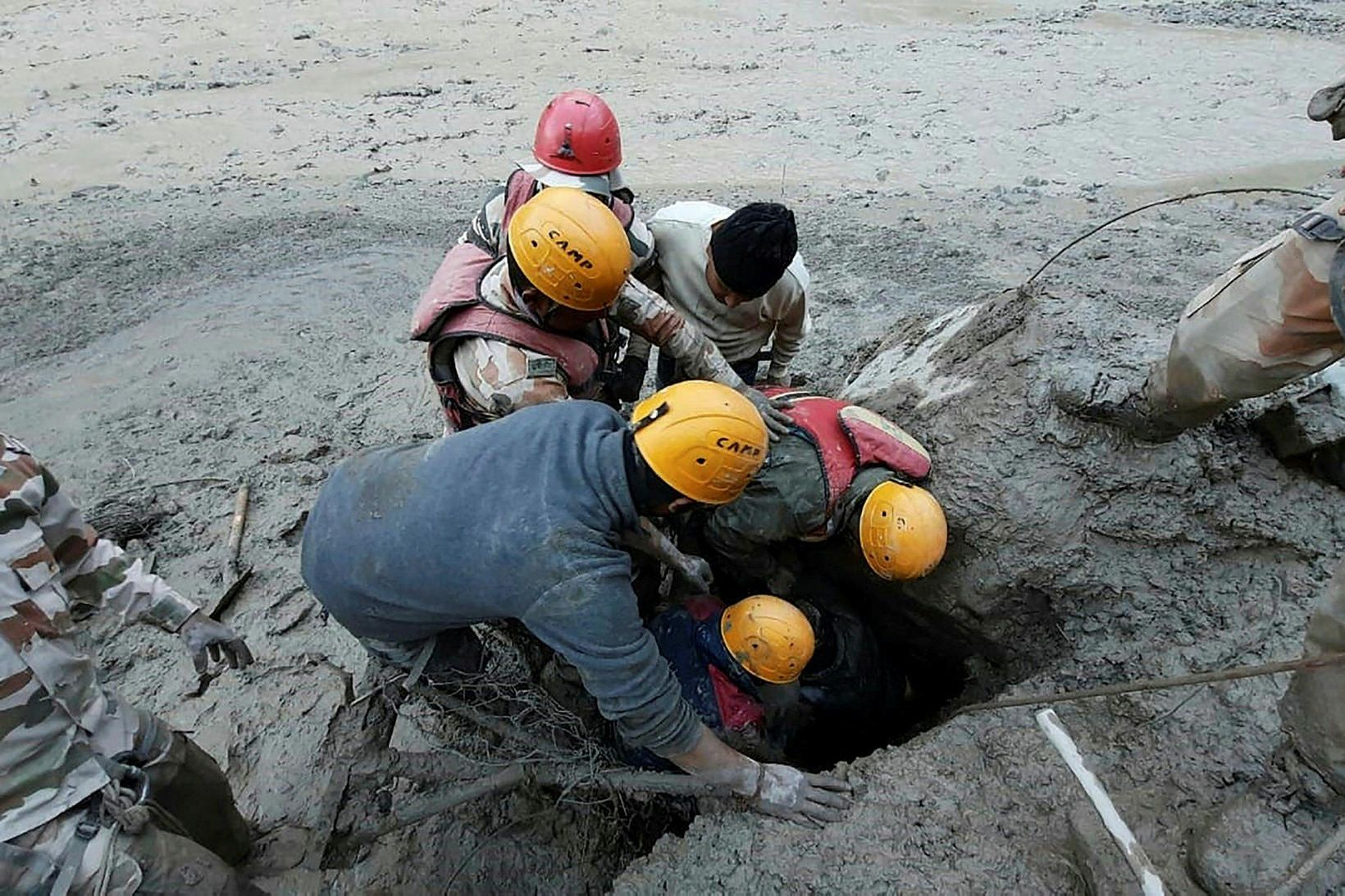 Björgunarmenn að störfum í Uttarakhand-ríki eftur flóðin.