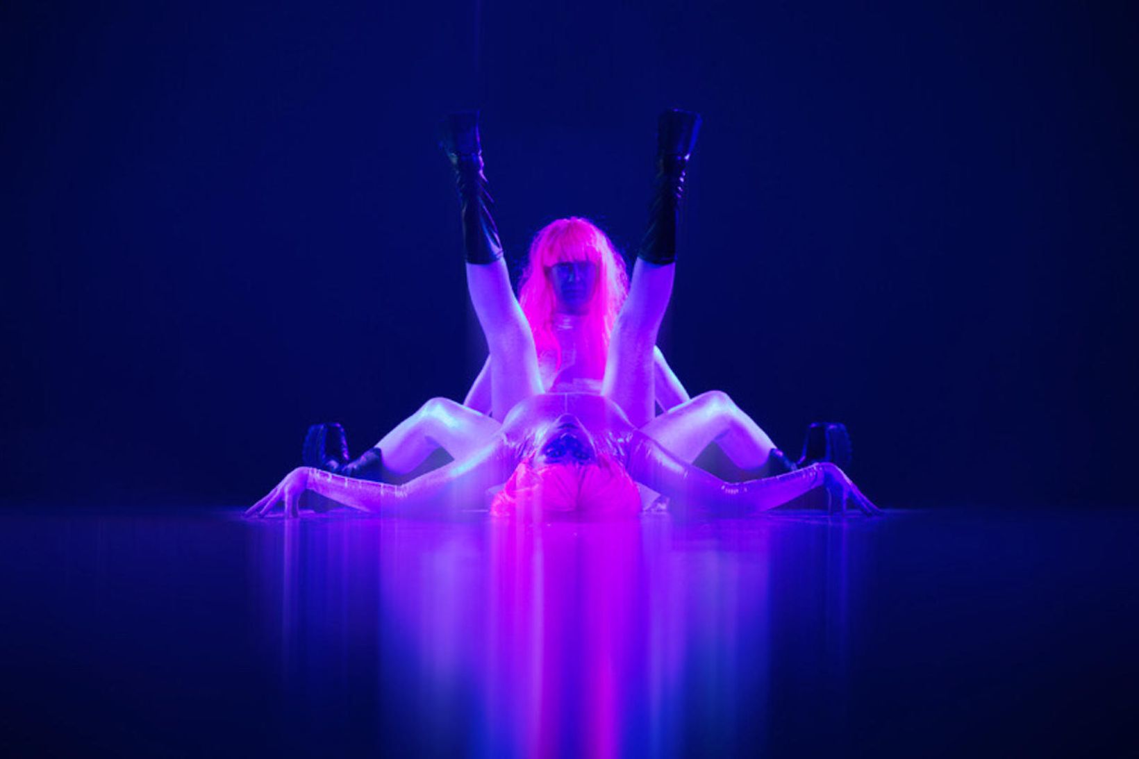 Anna Guðrún Tómasdóttir og Bjartey Elín Haukdsóttir dansa.