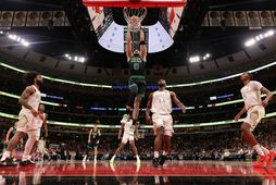 Jayson Tatum treður boltanum í körfu Chicago í leiknum í nótt.