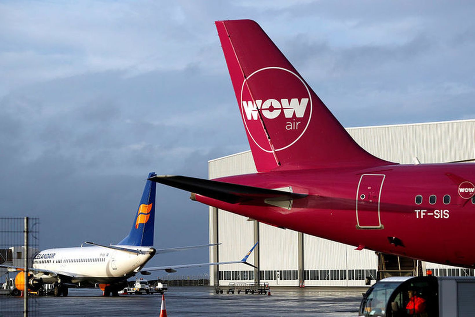 Þotur Icelandair og WOW á Keflavíkurflugvelli.