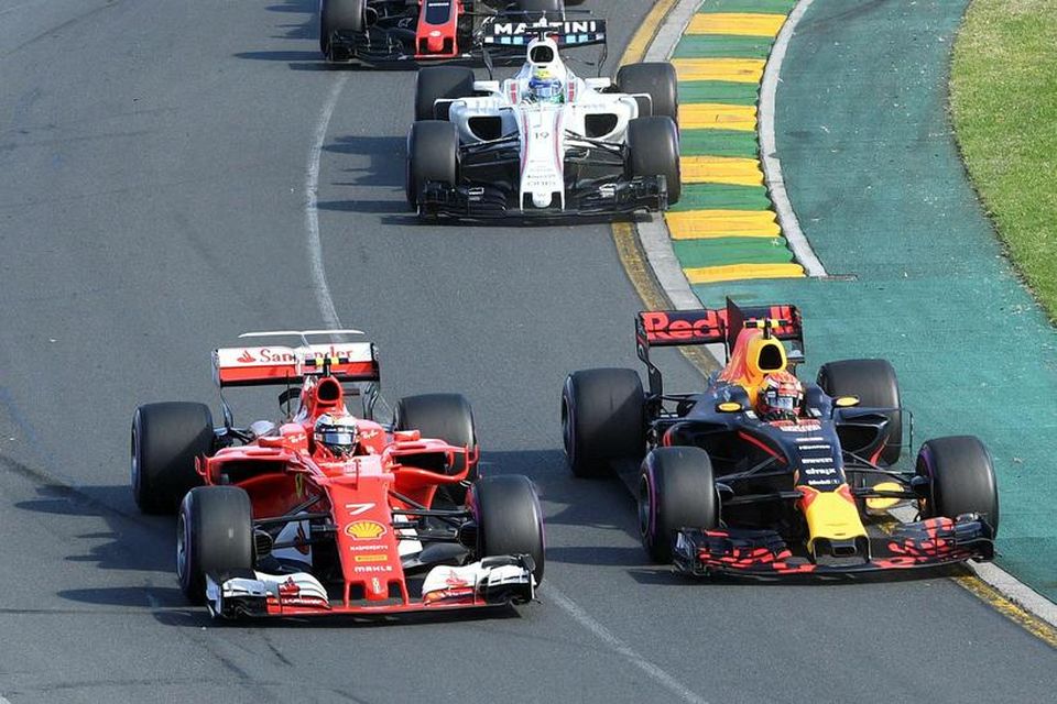 Kimi Räikkönen á Ferrari tekur fram úr Max Verstappen í kappakstrnum í Melbourne.
