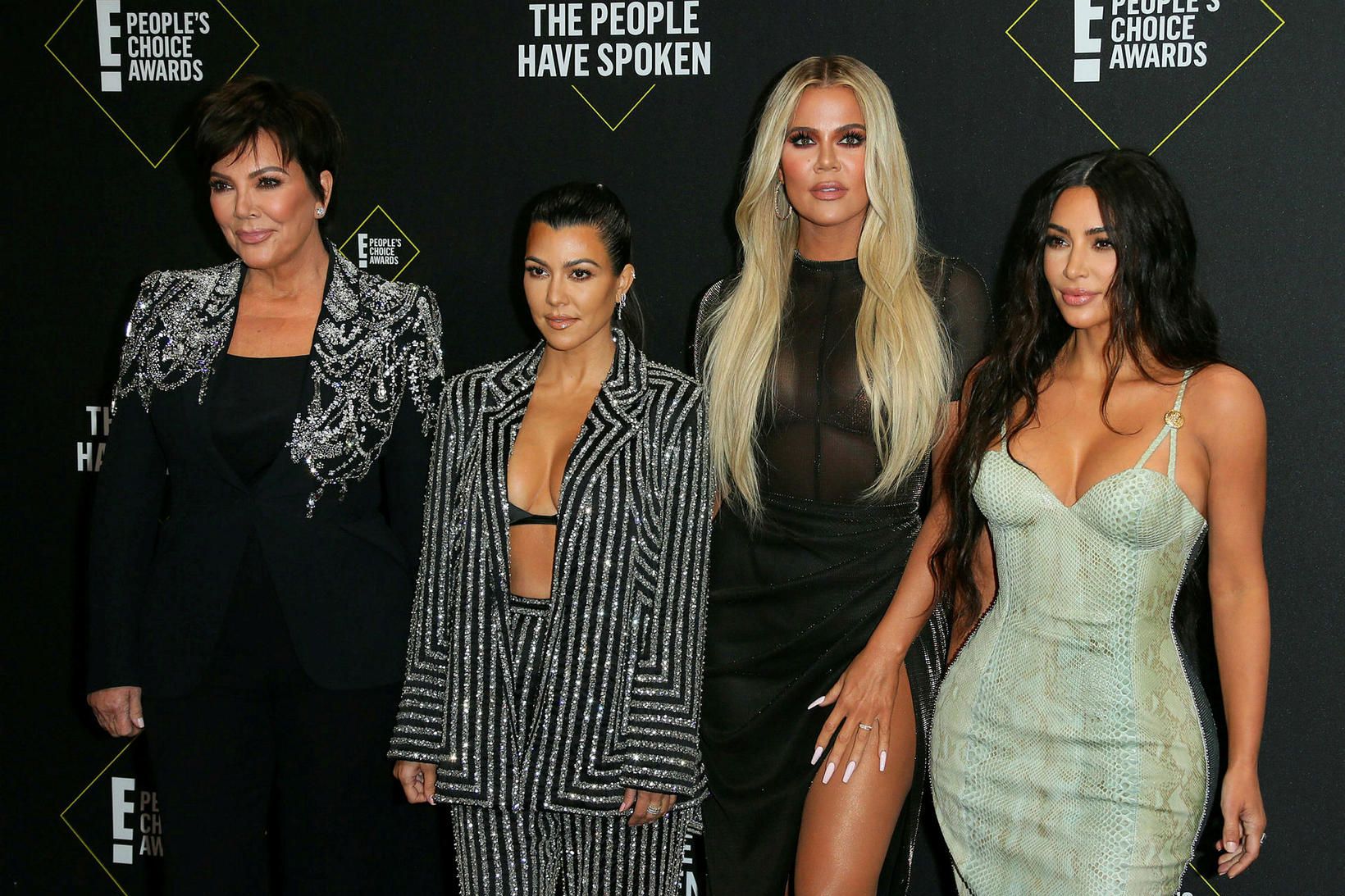 Kourtney, Khloé, Kim Kardashian hér ásamt móður þeirra Kris Jenner.