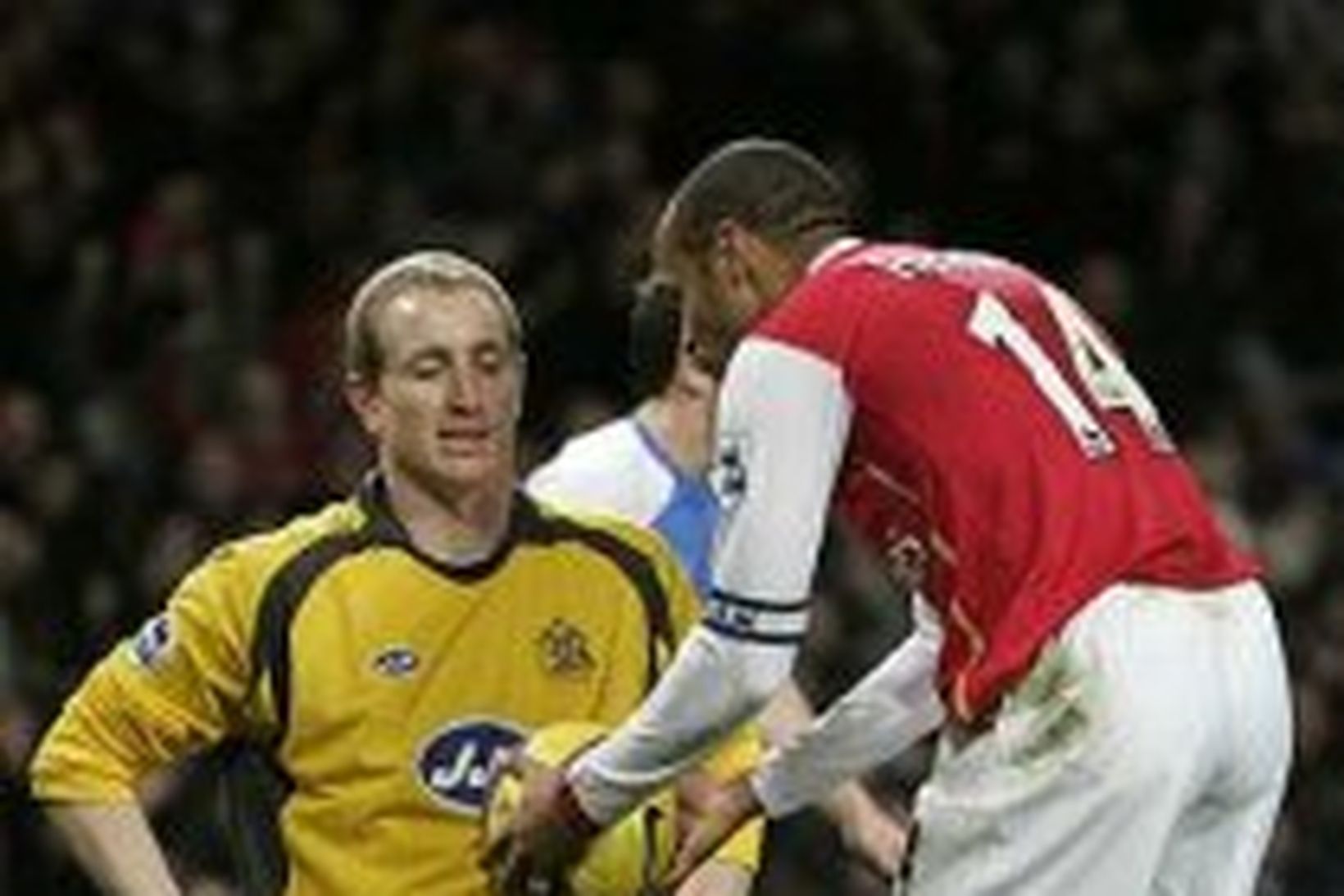 Thierry Henry afhendir Chris Kirkland boltann. Kirkland var ekki sáttur …