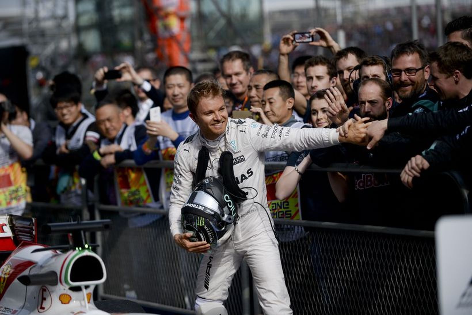 Liðsmenn Mercedes samfagna með Nico Rosberg eftir kappaksturinn í Kína.