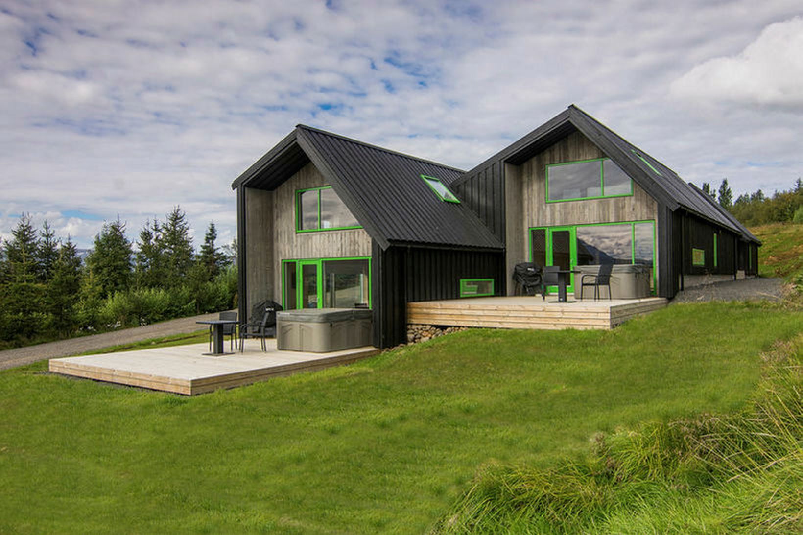 Bústaðir Viking Cottages eru vestan í Vaðlaheiði, gegnt Akureyri.