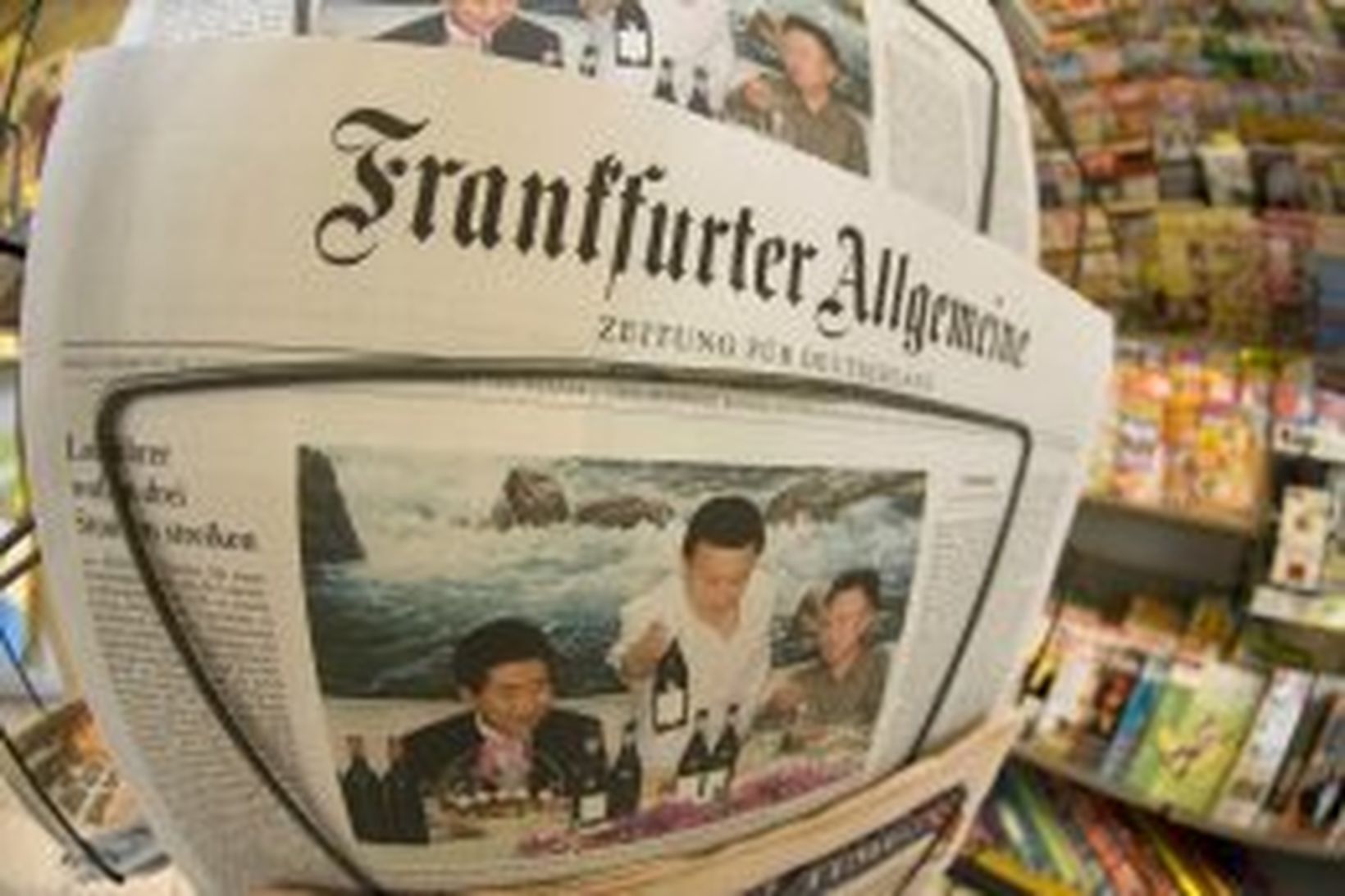 Frankfurter Allgemeine Zeitung á blaðsölustað í gær.
