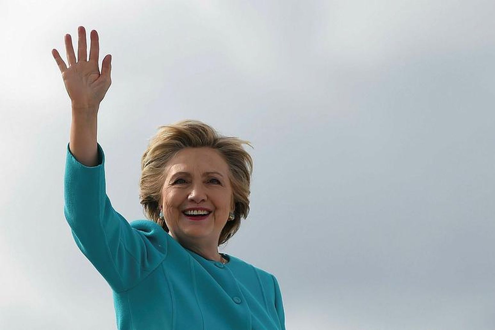 Clinton veifar til kjósenda á alþjóðaflugvellinum í Miami.