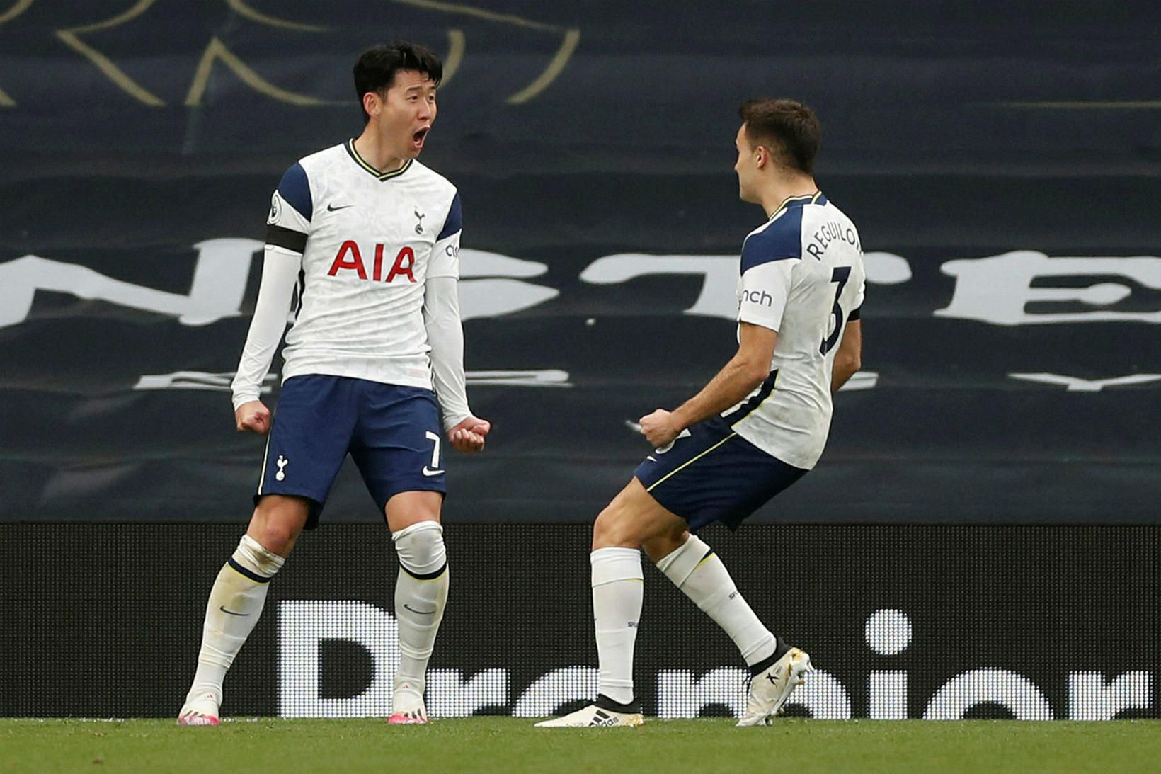 Son Heung-min fagnar eftir að hafa komið Tottenham yfir gegn …