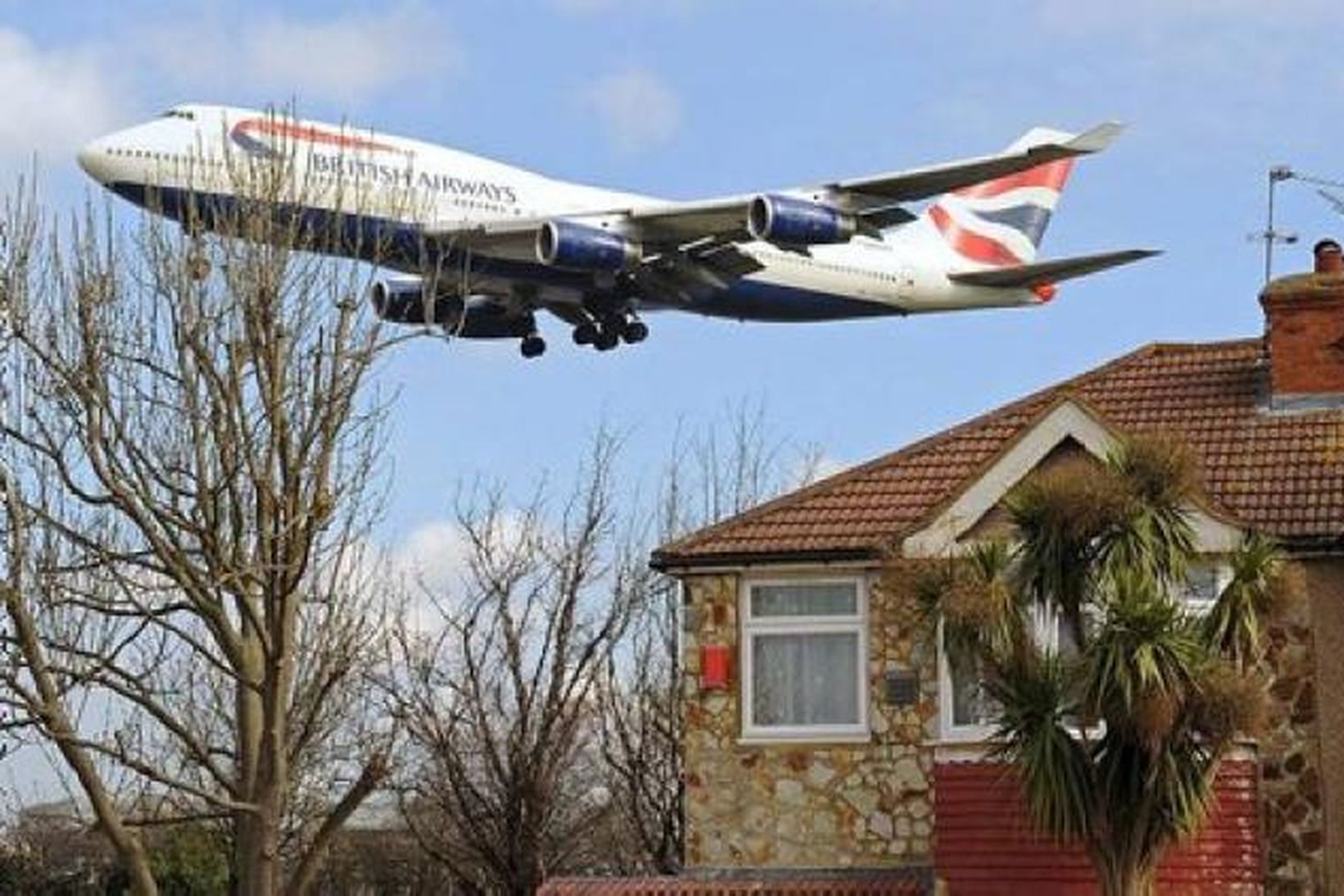 Flugvél British Airways kemur til lendingar á Heathrow flugvelli.